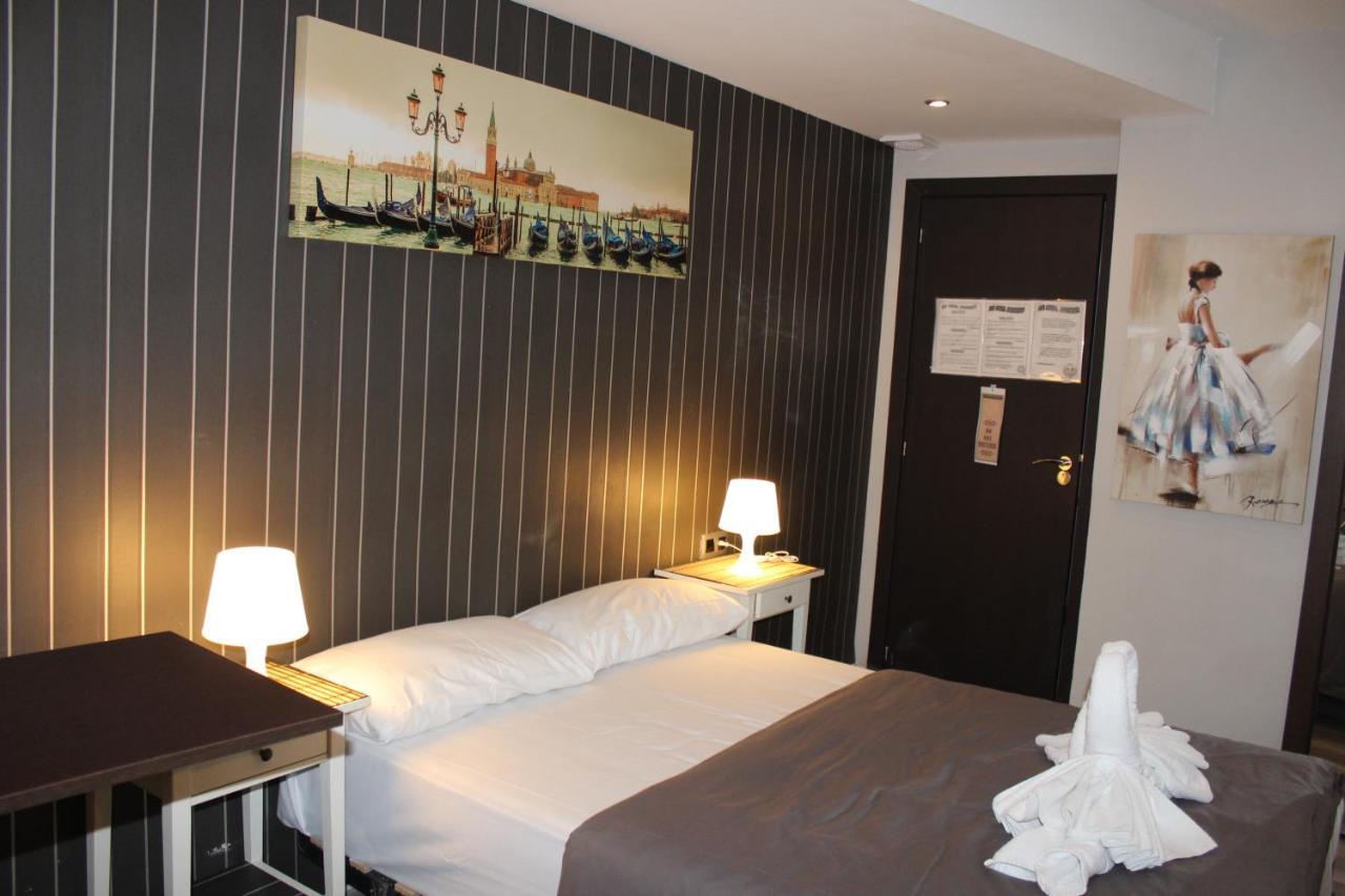 Bcn Condal Hostal บาร์เซโลนา ภายนอก รูปภาพ